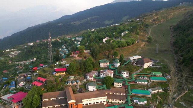 Auli in Summer Known as the skiing capital of India, Auli ensures an unforgettable skiing experience amidst its pristine beauty. 