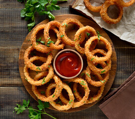 Onion rings with tomato sauce
