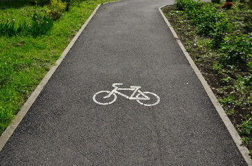 Obraz premium view of a bike path with a road sign