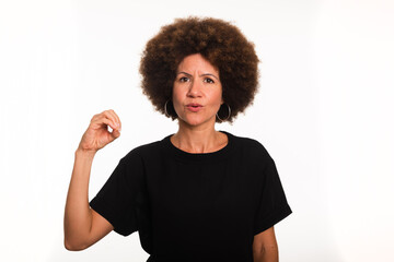 Female interpreter of the Brazilian sign language, Libras, making the letter O.