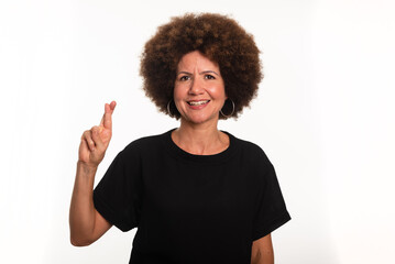 Female interpreter of the Brazilian sign language, Libras, making the letter R.