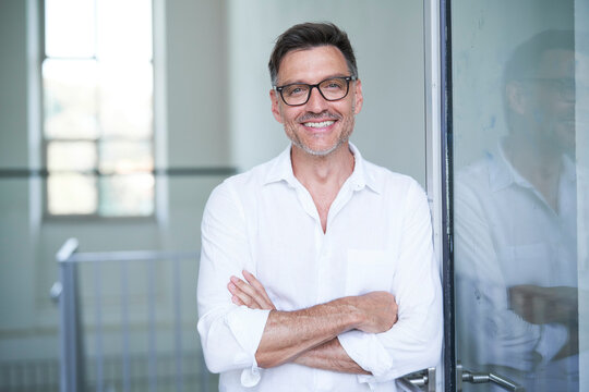 Portrait von einem mittel alten Mann mit Brille und Dreitagebart im wei&szlig;en Hemd