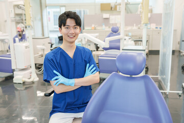 カメラ目線の男性歯科医師