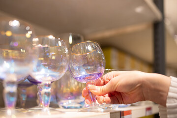 グラスを選ぶ女性の手