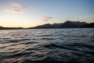 Obraz premium still water at dusk on a great lake and ocean in australia