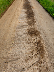 Schlamm auf der Strasse nach viel Regen