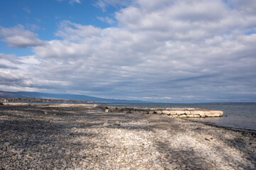 vue sur le lac Léman depuis la plage de Versoix en hiver