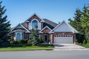 Obraz premium horizontal image of a beautiful north american house in an elegant neighborhood