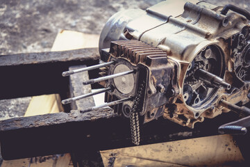 Motorcycle engine, four-stroke motorcycle, new engine