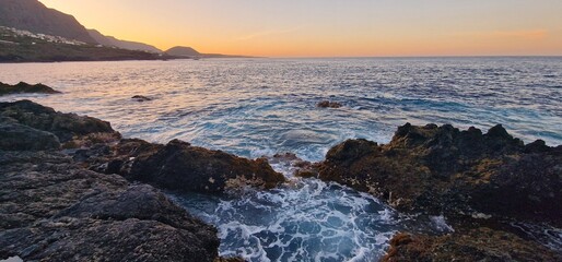 Obraz premium rocky shore and beautiful sunset in tenerife 