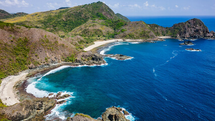 Obraz premium Rugged coastline and tropical ocean at the Semeti Hills, Lombok