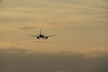 Un avión que vuela al atardecer 