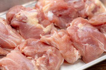 調理バットにはいった生の鶏もも肉