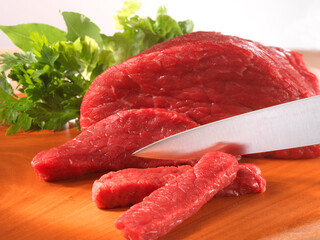 Tender Cut, Rindfleisch, Messer schneidet Fleisch, Rinderfilet, rohes Fleisch,
