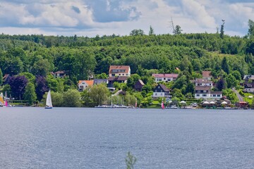 Obraz premium view of lake Möhnesee and village at shore