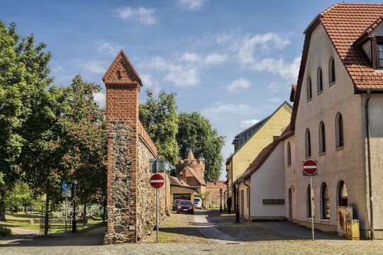 beeskow, deutschland - h&auml;userzeile an der stadtmauer mit verteidigung turm im hintergrund