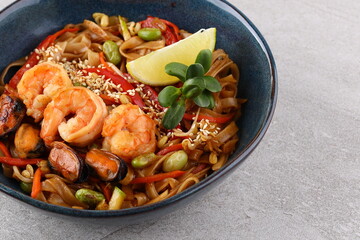 Apetite rice noodles with shrimp