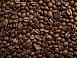 Obraz premium A close up of coffee beans with a lot of them in the foreground