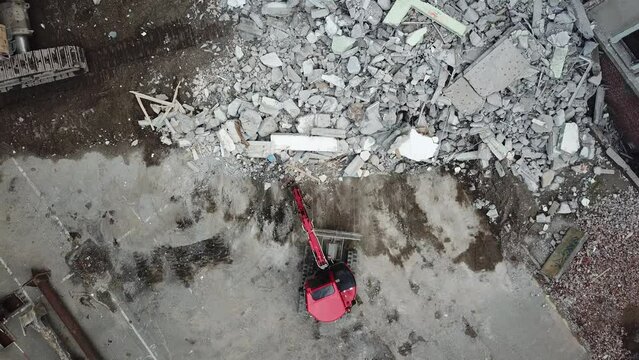 Une pelleteuse d&eacute;blaie des gravas sur un chantier de d&eacute;molition?