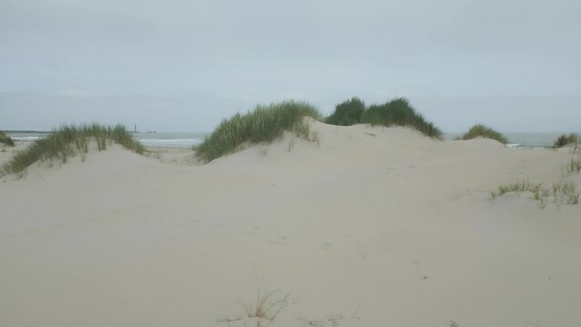 Survol en drone au ras du sol de la plage naturelle de Dunkerque en mer du Nord