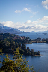 Obraz premium Paisaje Sereno de Lago y Montañas