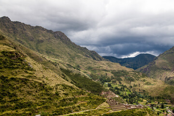 Górski krajobraz z błękitnym niebem © arekzet62