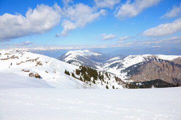 Obraz premium mountain with fresh snow in winter with clear blue sky and no people