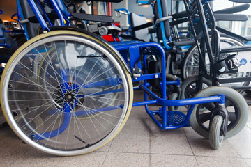 Obraz premium Wheelchairs stand next to each other in the airport building.