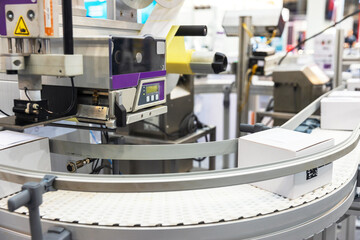 Automatic cardboard package box conveyor packaging assembly