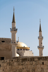 Vista del casco historico con la mezquita del rey Hussein en la ciudad de Madaba, Jordania.