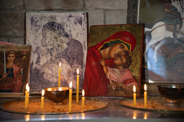 Pequeño altar con velas en la iglesia ortodoxa de San Jorge en la ciudad de Madaba, Jordania.
