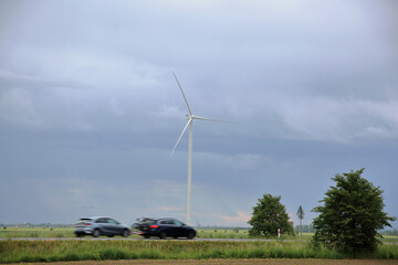 Turbiny wiatrowe na polach i samochody osobowe na drodze ekspresowej. © Stanisław Błachowicz