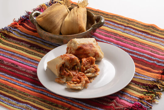 Chuchitos guatemaltecos, comida t&iacute;pica guatemalteca hechos de masa de ma&iacute;z rellenos con carne de pollo o cerdo y salsa, en estos tambi&eacute;n loroco y flor de izote, no persona