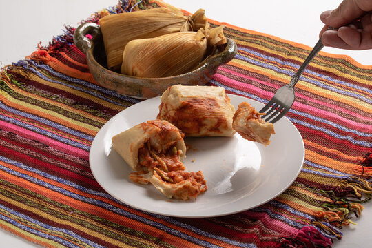 Chuchitos guatemaltecos, comida t&iacute;pica guatemalteca hechos de masa de ma&iacute;z rellenos con carne de pollo o cerdo y salsa, en estos tambi&eacute;n loroco y flor de izote