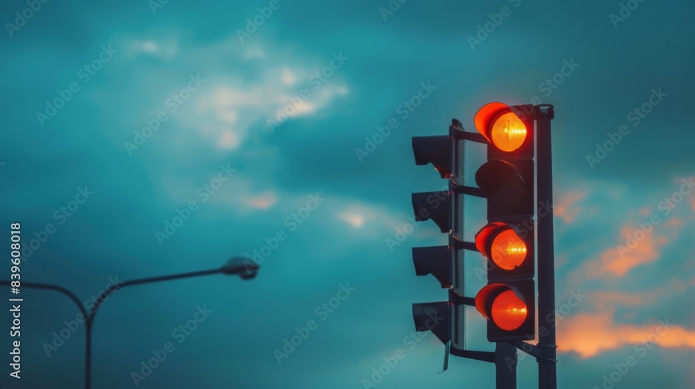 Fototapete A close-up of a traffic light with an overcast sky in the background, symbolizing the predictability of traffic patterns