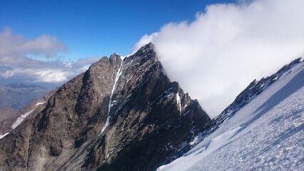 über die Kinflanke aufs Täschhorn 4491m..  Blick hinüber zum Dom 4546m Südgrat