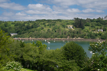 Belle vue sur la vall&eacute;e du L&eacute;guer depuis les hauteurs de "Le Yaudet" pr&egrave;s de Lannion en Bretagne-France