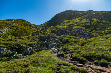 I prati verdi e le vette della montagna italiana