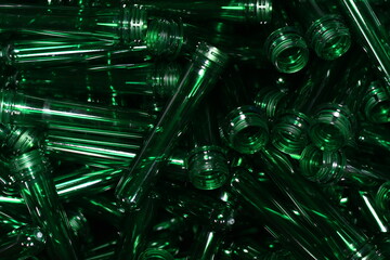 Tubos para elaboración de botellas de plástico color verde I Tubes for making green plastic...