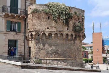 Obraz premium Vasto - Torre del Castello Caldoresco da Piazza Diomede