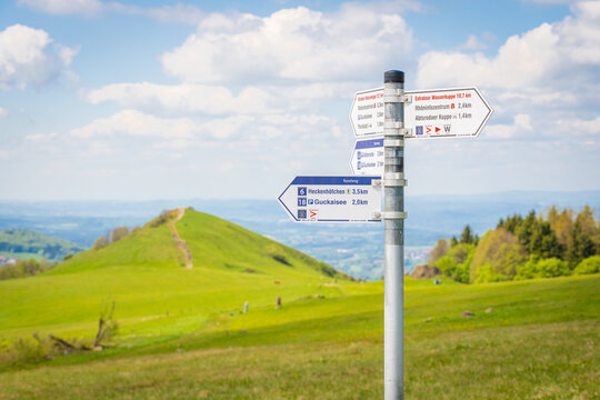 Wanderschilder auf der Wasserkuppe in der Rh&ouml;n, im Hintergrund der Pferdskopf