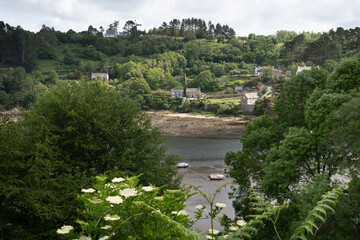 Belle vue sur la vall&eacute;e du L&eacute;guer depuis les hauteurs de "Le Yaudet" pr&egrave;s de Lannion en Bretagne-France