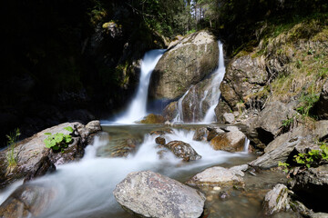Gebirgsbach mit kleinem Wasser