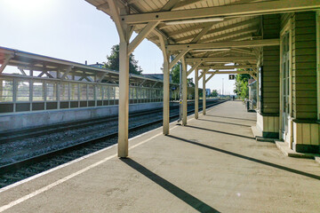 Bahnsteig im Bahnhof  aus Holz mit Kreuz-Satteldach  in Tartu, Estland. Kulturhauptstadt 2024.