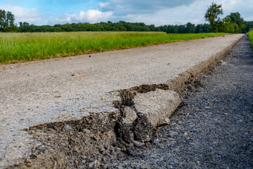Strassenschäden auf der Fahrbahn