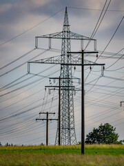 Strommasten einer Überlandleitung im Feld