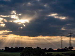 Strommasten einer Überlandleitung im Feld