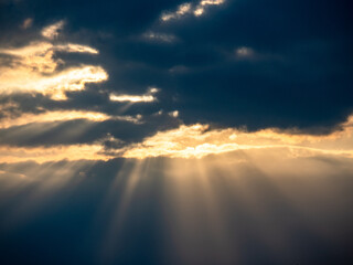 Sonne dringt durch die Wolken am Abend