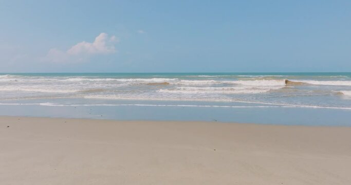 Vista al horizonte del mar azul