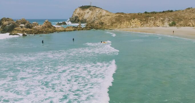Personas surfeando